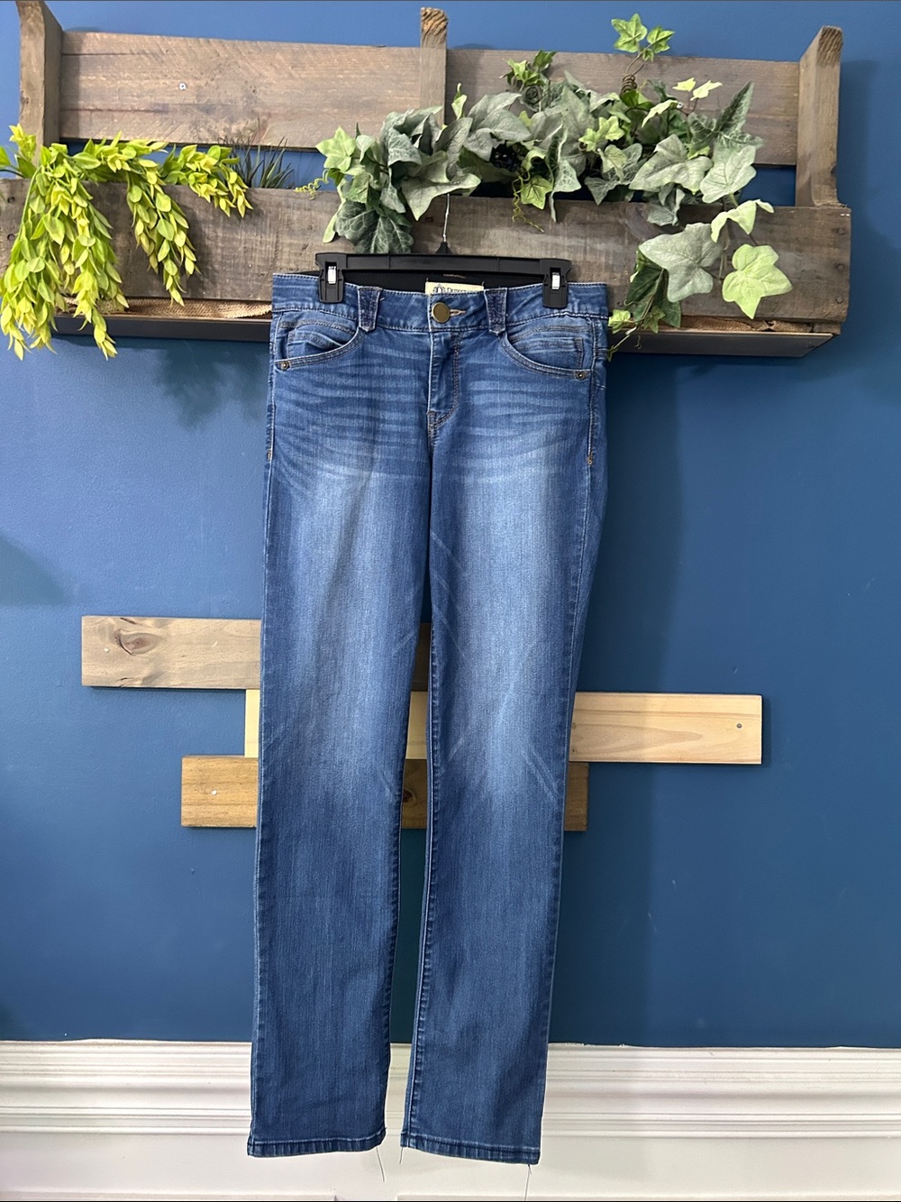 Democracy AbSol Straight Leg Jeans in Mid Blue Wash Size 4 EUC